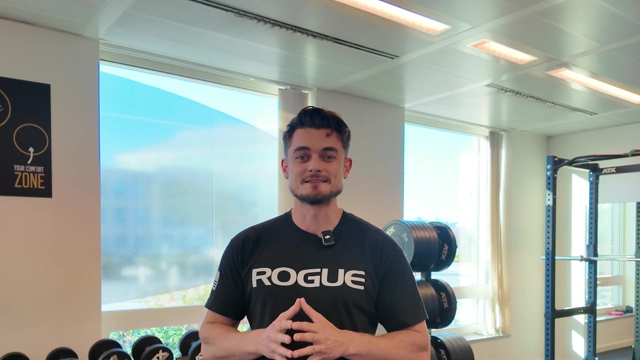 Simon, gérant du HK Health Center, dans la salle de sport de Braine-l’Alleud
