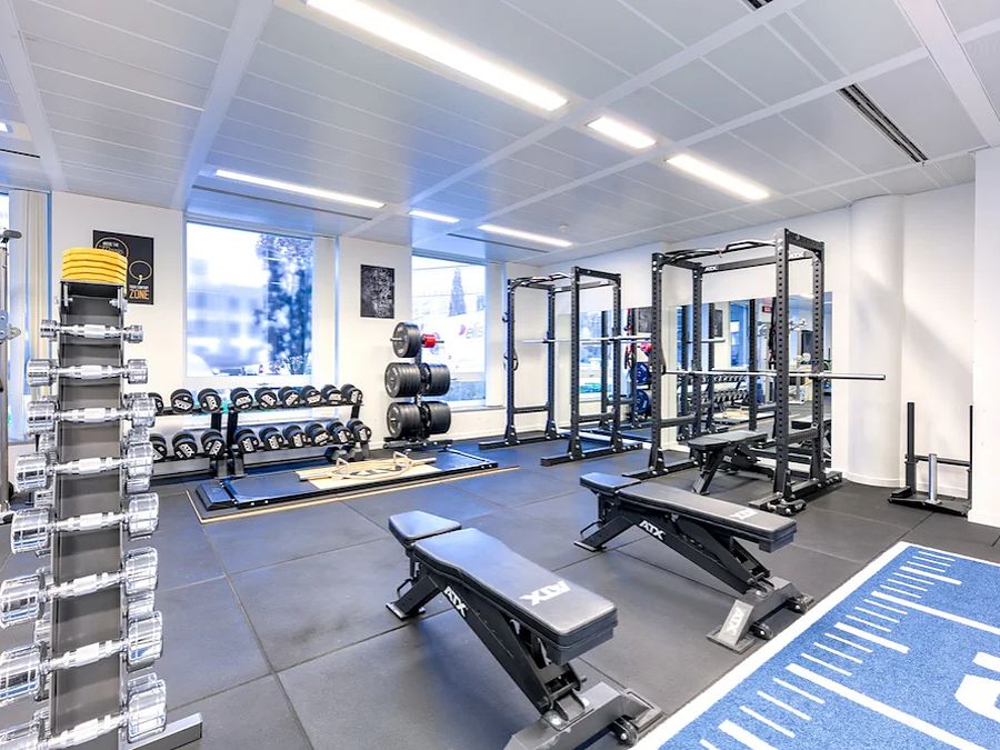 La salle privée du HK Health Center : haltères, bancs et piste de sprint